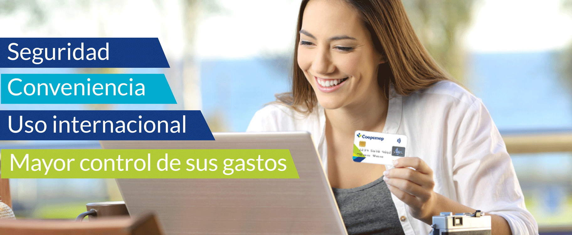 Se muestra una mujer descansando con una sonrisa