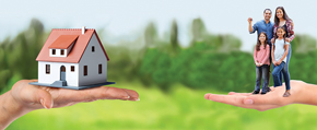 familia y casa en la palma de la mano