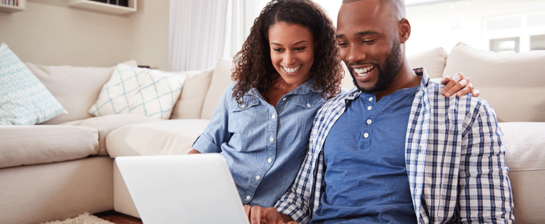 Imagen de hombre en pila de monedas